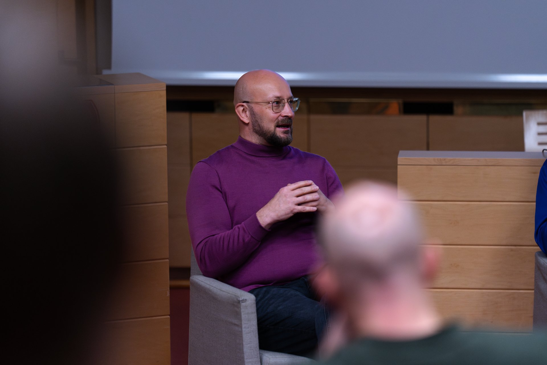 mies keskustelemassa