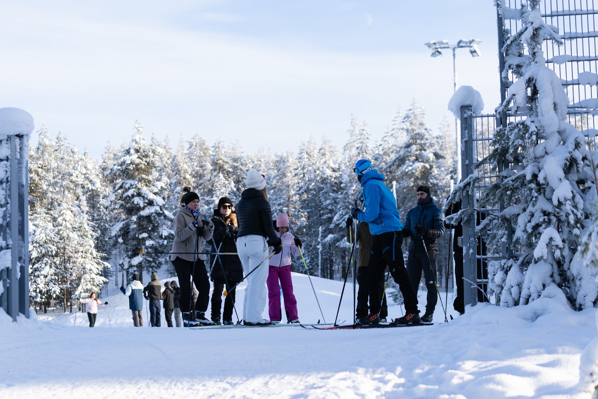 liikuntaneuvojat ohjaamassa hiihtoa
