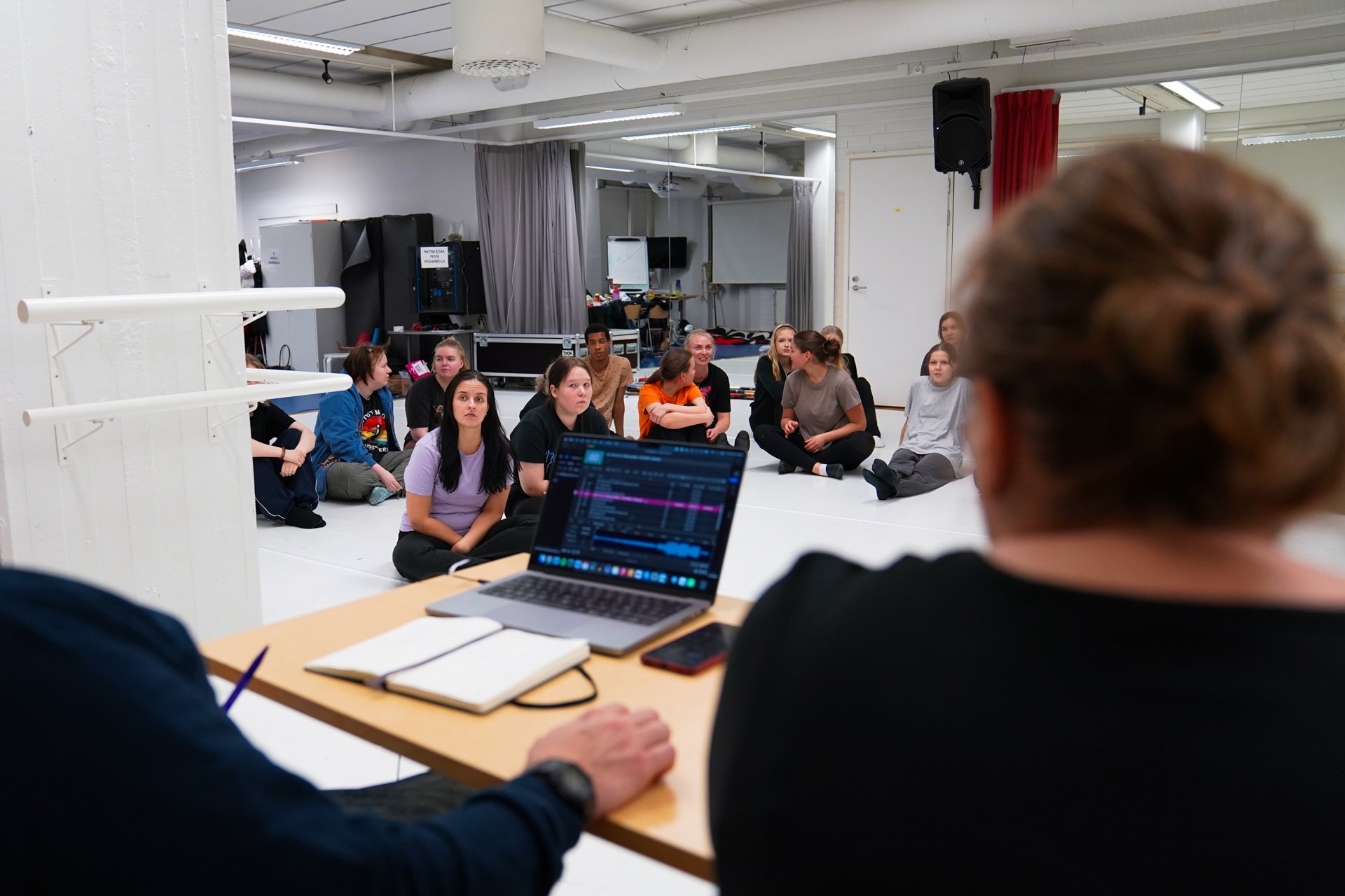 tanssiopiskelijat kuuntelevat opettajia