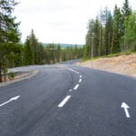 Rullahiihtoradan risteys, jossa toinen kaista haarautuu vasemmalle ja toinen kaista jatkuu suoraan.