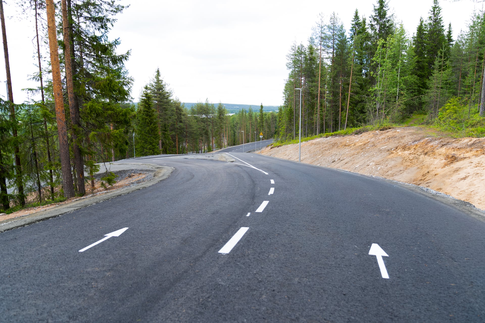 Rullahiihtoradan risteys, jossa toinen kaista haarautuu vasemmalle ja toinen kaista jatkuu suoraan.