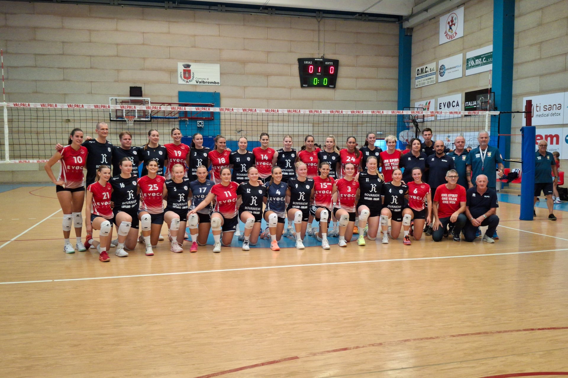 Arctic Volleyn ja Valpala Volleyn joukkueet yhteiskuvassa
